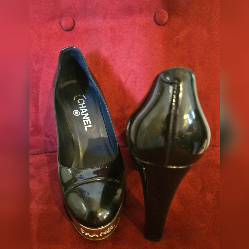 CHANEL Plated Chrome Logo Black Patent Leather Heels Sz38 (8) - Picture 6 of 15